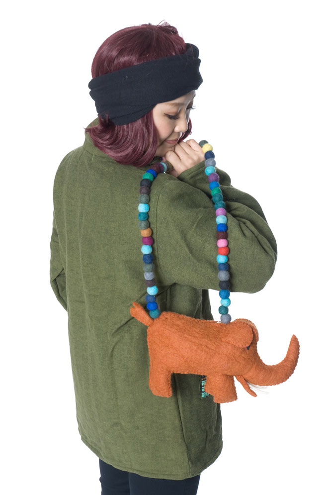 ヤバ可愛い! ネパールフェルトのゾウさんバッグ - ピンク 6 - 大きさを観じて頂く為に、モデルさんに持ってもらいました