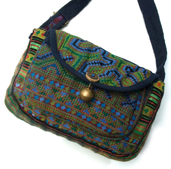 モン族のシックなショルダーポーチ 【鈴付き】 2 - 柔らかい手触りが魅力的です