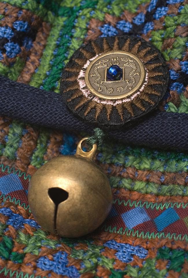 モン族のシックなショルダーポーチ 【鈴付き】 4 - 生地の質感をごらんください