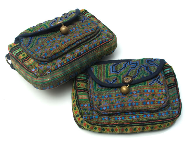 モン族のシックなショルダーポーチ 【鈴付き】 5 - 写真のように、細部や柄などが異なっている場合がございます。アソートでお届けいたしますのでご了承下さい