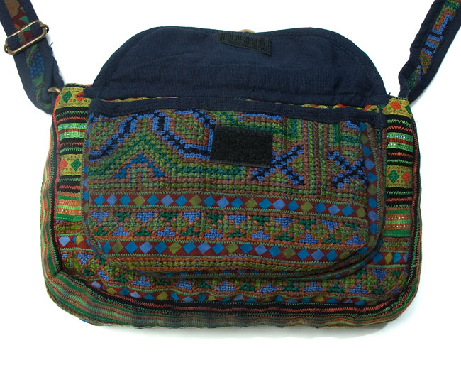 モン族のシックなショルダーポーチ 【鈴付き】 6 - 前ポケットはマジックテープで簡単に開け閉めできます