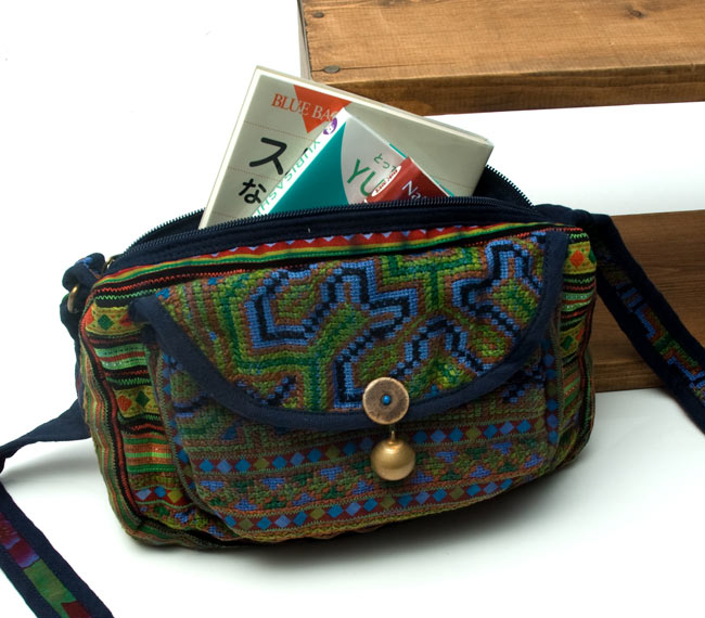 モン族のシックなショルダーポーチ 【鈴付き】 7 - 文庫本や新書を三冊ほどいれても余裕があります