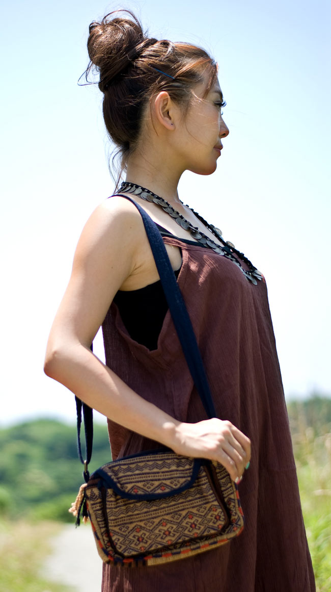 モン族のシックなショルダーポーチ 【鈴付き】 8 - 同じ大きさの商品をモデルさんに持ってもらいました。爽やかなお出かけのお供にどうぞ