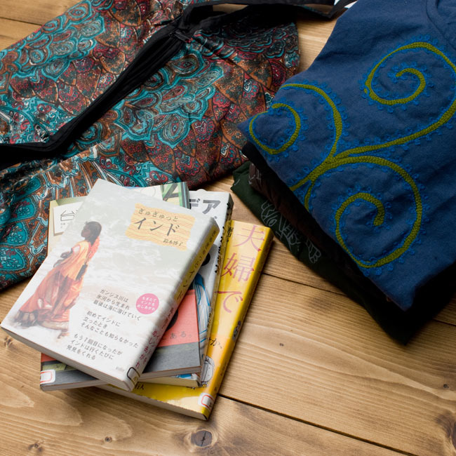 インドのサテンビッグショルダーバッグ - パープルの商品写真 10枚目 パンツ3本、シャツ、ハードカバー本4冊入れてもまだ入る収納力。