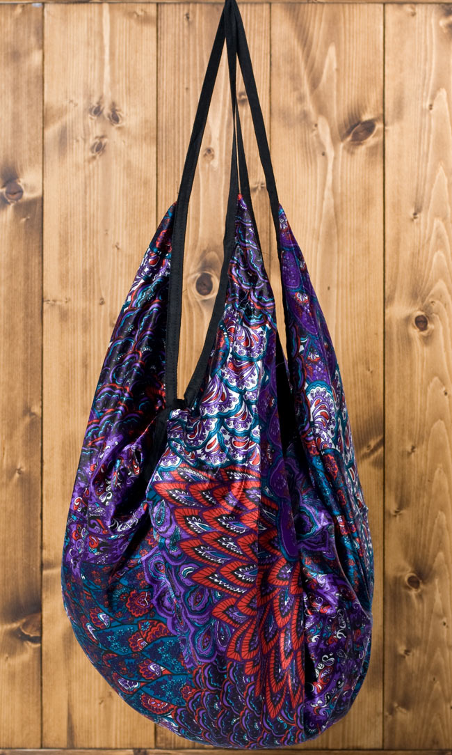 インドのサテンビッグショルダーバッグ - パープルの商品写真 2枚目 違う角度から撮ってみました。また雰囲気が変わりますね。