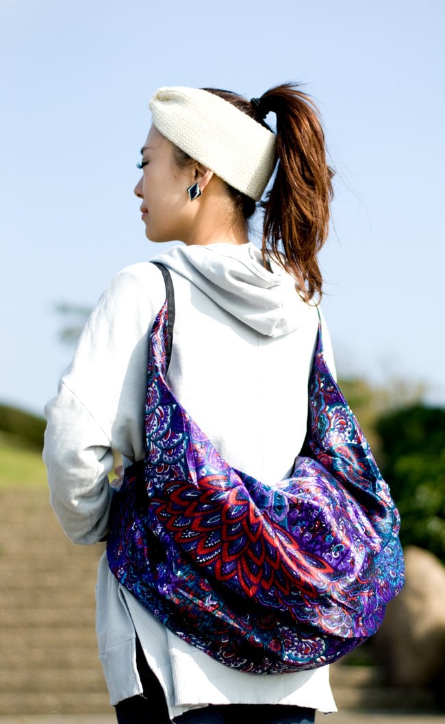 インドのサテンビッグショルダーバッグ - パープルの商品写真 3枚目 身長150cmのスタッフが持ってみました。とっても持ちやすいです。