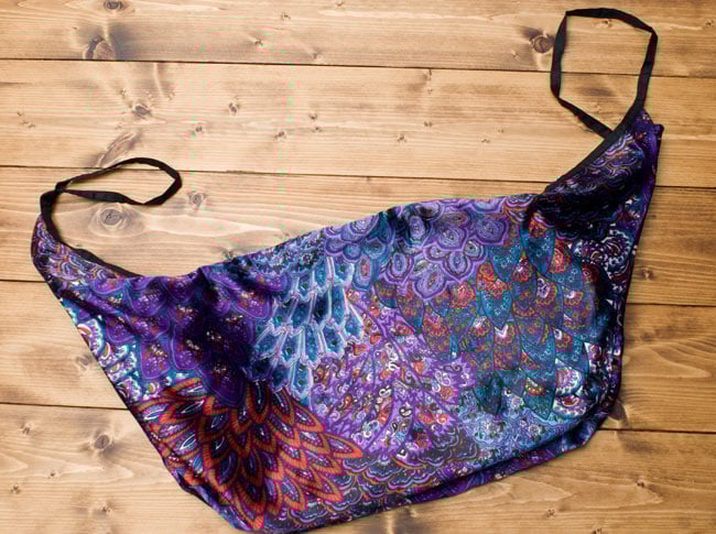 インドのサテンビッグショルダーバッグ - パープルの商品写真 4枚目 平らなところに広げてみました。こんな形をしています。