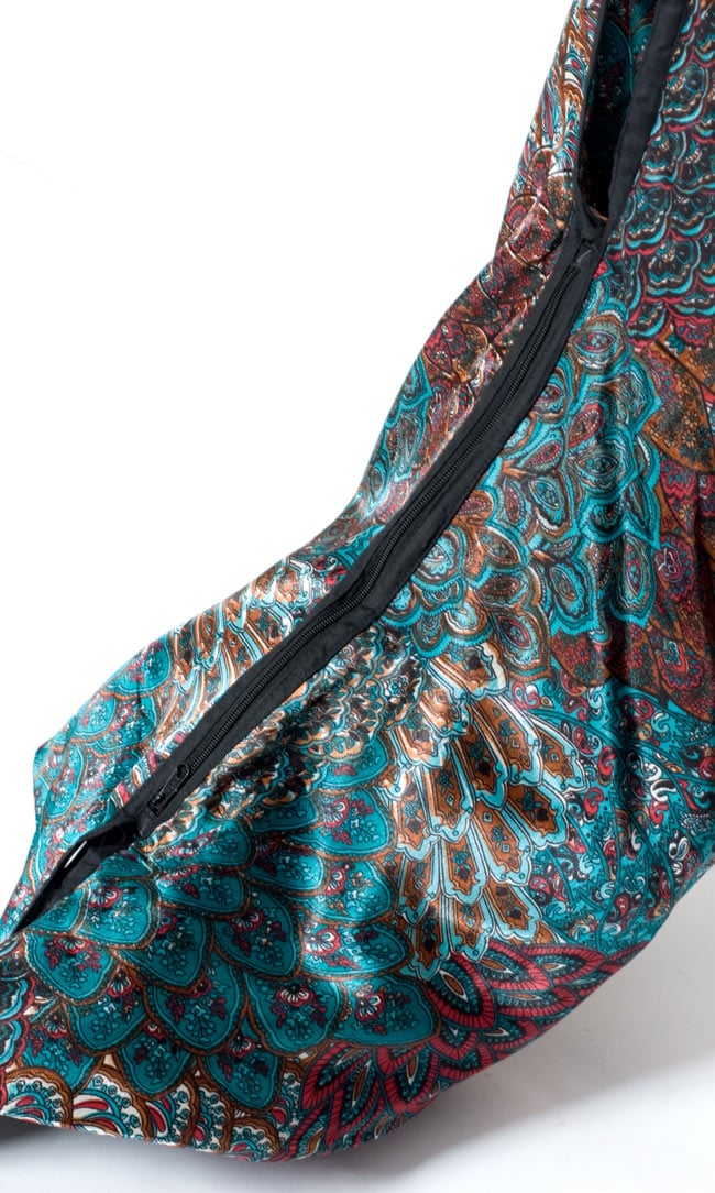 インドのサテンビッグショルダーバッグ - パープルの商品写真 6枚目 ジップ部分も大きいので、物の出し入れがしやすく便利です。