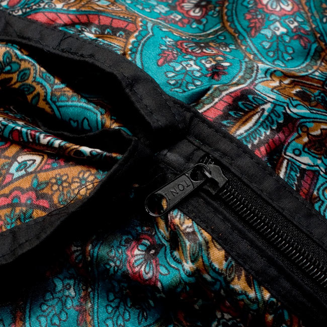 インドのサテンビッグショルダーバッグ - パープルの商品写真 7枚目 ジップ部分を拡大してみました。