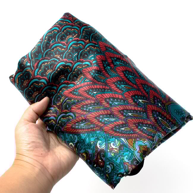 インドのサテンビッグショルダーバッグ - パープルの商品写真 8枚目 折りたたむとこのくらいの大きさになります。旅のお供にも是非!