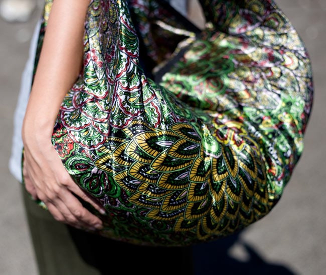 インドのサテンビッグショルダーバッグ - パープルの商品写真 9枚目 パンパンに入れても形になるのが嬉しいポイント!