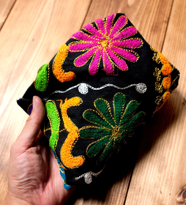 〔一点もの〕カッチ刺繍の三角ショルダーバッグ 10 - 折りたたんだところです。重さは約100g程度と軽く、ここまで小さくなるので旅行先用のバッグとしてもおすすめです。