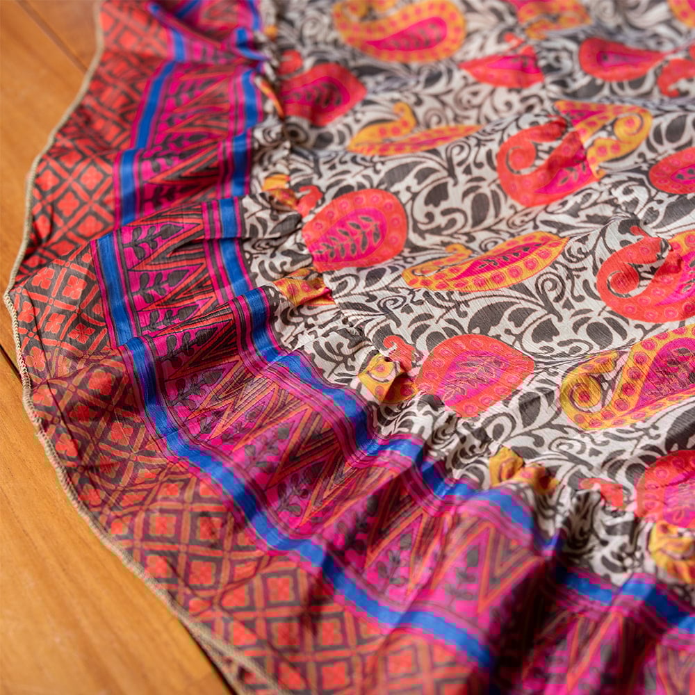 アンティークサリーのティアードラップスカート5枚目の説明写真です