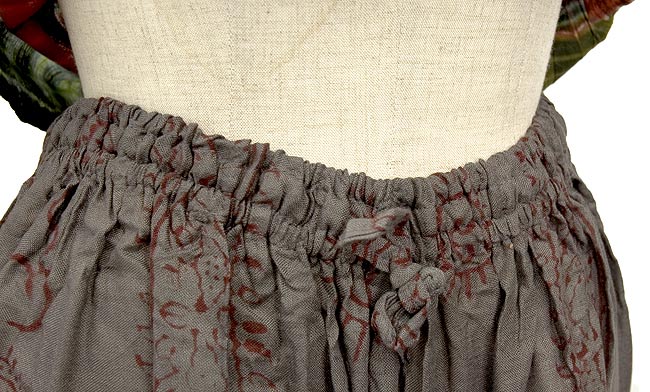 ラムナミフレアースカート（ロング丈） - 灰 4 - ウエスト部分。ゴムと紐で調節できます。