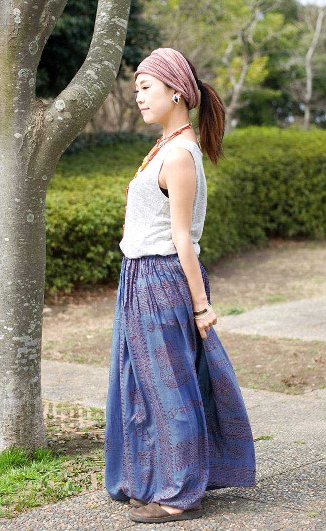 ラムナミフレアースカート(ロング丈) - ブルーグレーの商品写真 2枚目 横からの姿です。