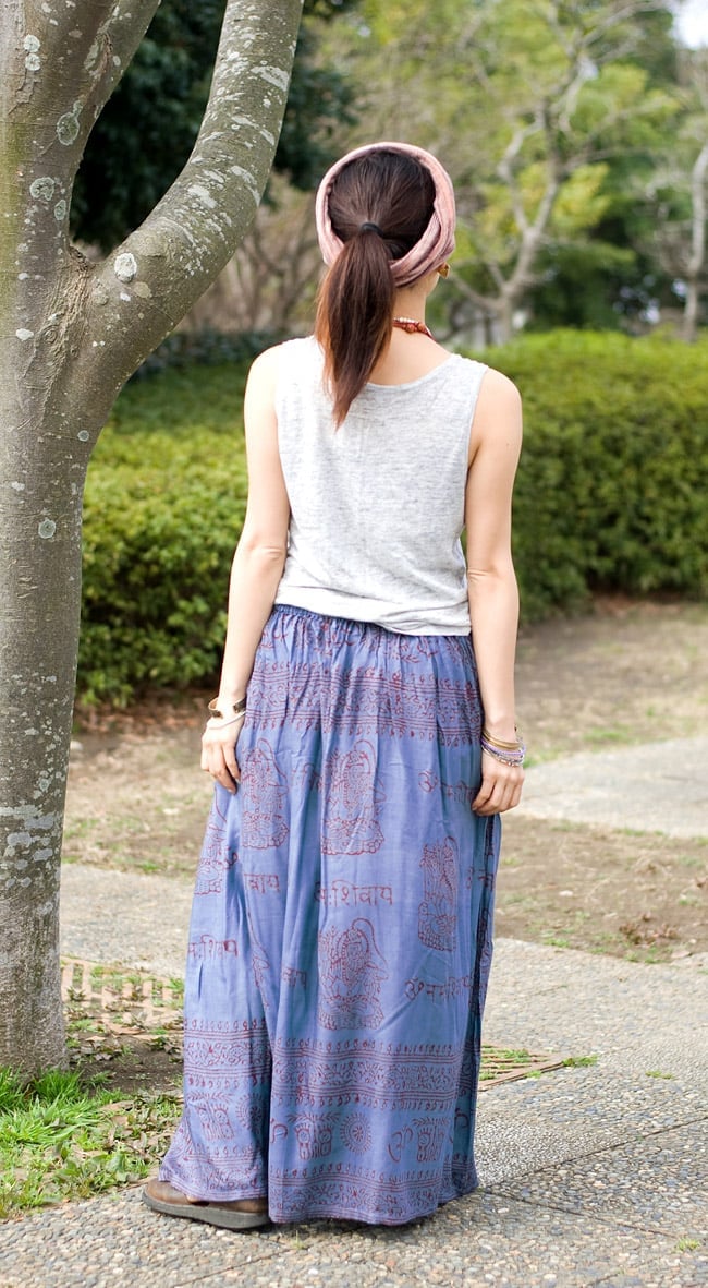 ラムナミフレアースカート(ロング丈) - ブルーグレーの商品写真 3枚目 後ろ姿です。