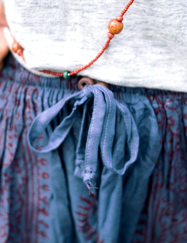 ラムナミフレアースカート(ロング丈) - ブルーグレーの商品写真 4枚目 ウエスト部分。ゴムと紐で調節できます。