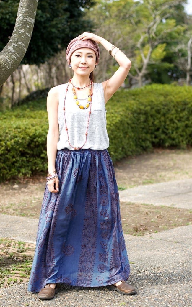 ラムナミフレアースカート(ロング丈) - ブルーグレーの商品写真 1枚目 正面からの姿です。身長150cmのスタッフがヒールのない靴を履いてギリギリのマキシ丈になります。