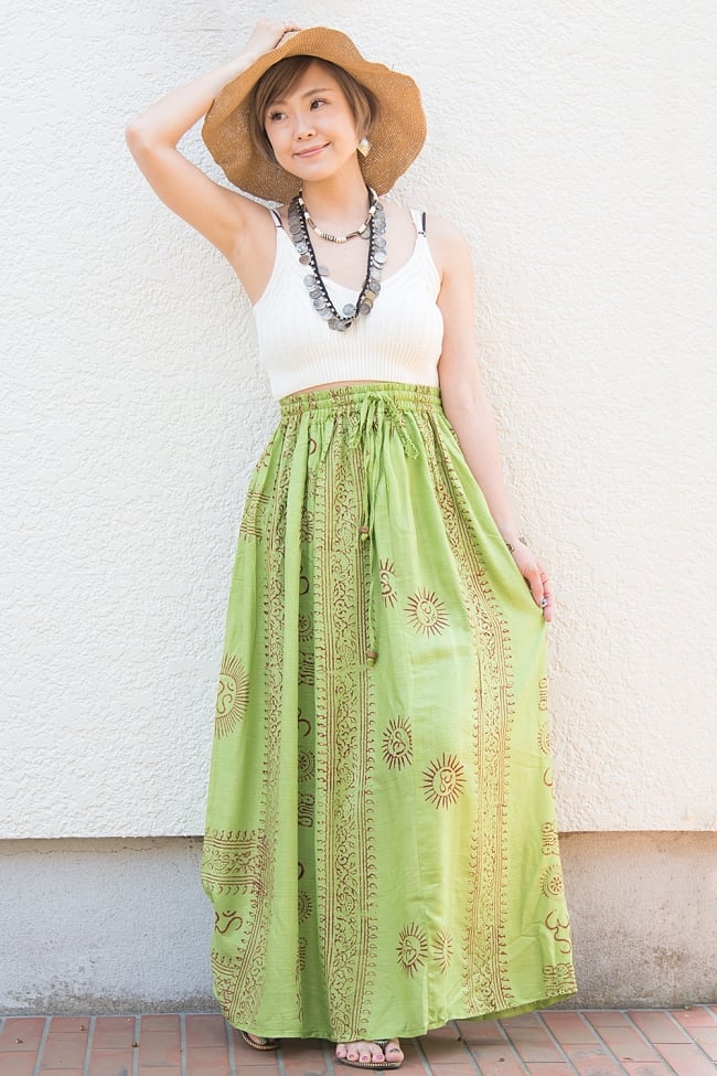 ラムナミフレアースカート（ロング丈） 薄緑の写真1枚目です。正面からの姿です。身長150cmのスタッフがヒールのない靴を履いてギリギリのマキシ丈になります。ラムナミ スカート,スカート,ネパール スカート,フレアスカート