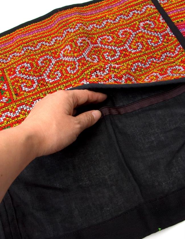 モン族刺繍カフェエプロン 4 - 大きなポケットは、ジッパー付き。作業中の落し物等防げます。この写真は、同種の模様違いを撮影したものです。