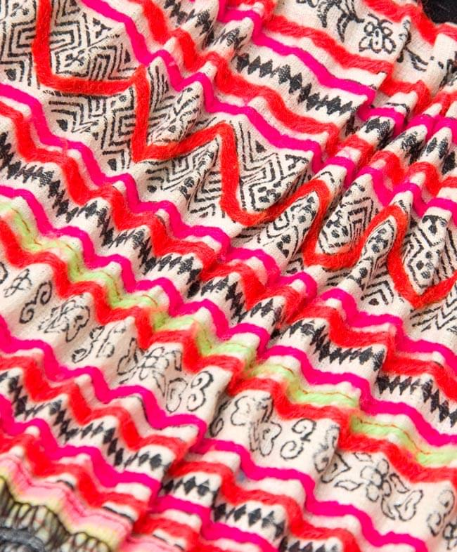 モン族の古布プリーツスカートミニ 2 - 細かい刺繍や模様が綺麗です。