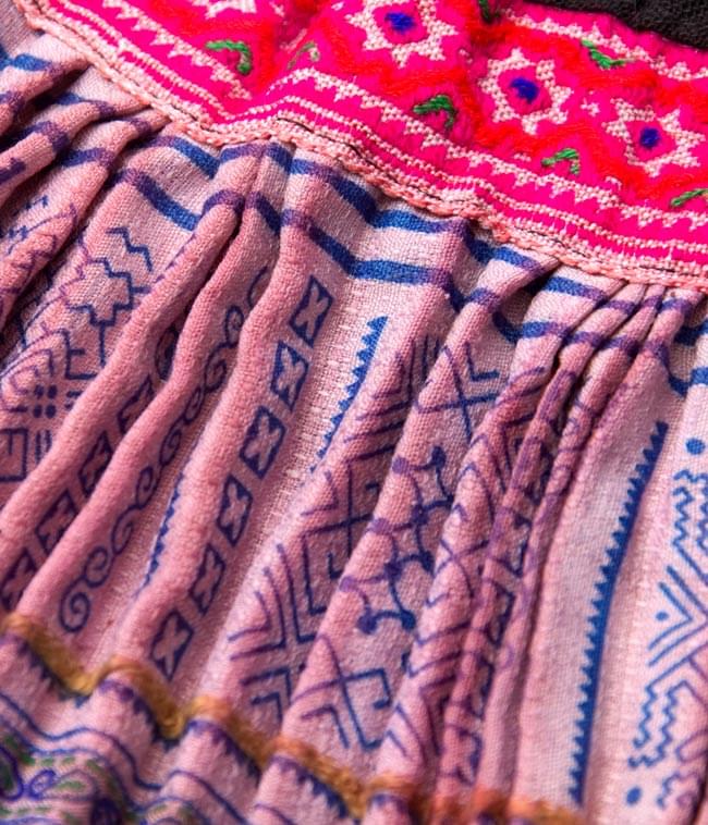 モン族の古布プリーツスカートミニ 2 - 細かい刺繍や模様が綺麗です。