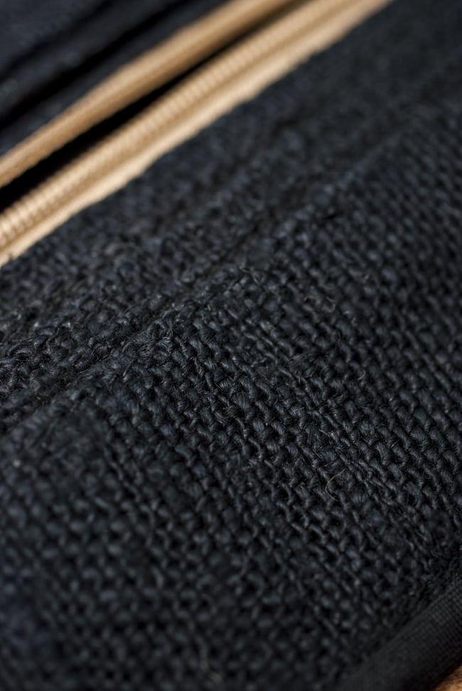 ネパールヘンプの長財布 - ブラック 4 - 生地に近寄ってみました。ヘンプ素材の手心地が魅力的です