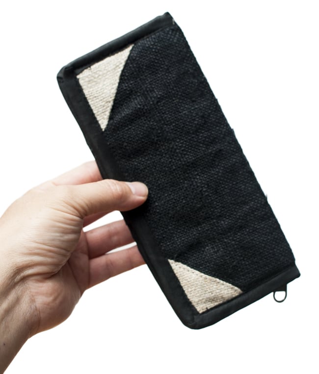 ネパールヘンプの長財布 - ブラック 5 - 手にとって見るとこれくらいの大きさです。