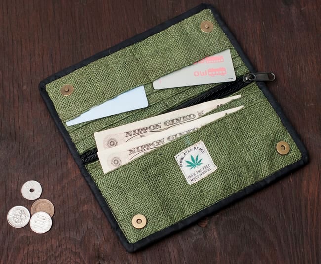 ネパールヘンプの長財布 - ブラック 6 - カードやお札を入れてみました。