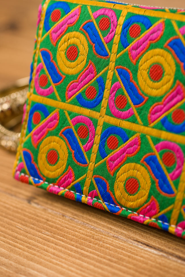 カラフル刺繍のエスニックウォレット 2 - 近づいて刺繍の様子を見てみました。とっても鮮やか!