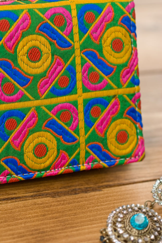 カラフル刺繍のエスニックウォレット 3 - 角度を変えてみてみました。心が華やぐデザインですね。