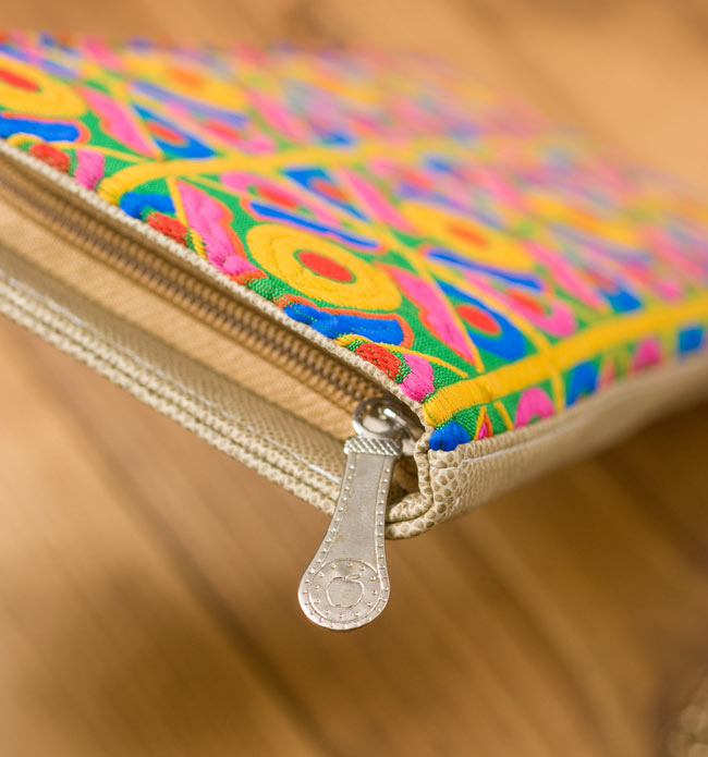 カラフル刺繍のエスニックウォレット 4 - 横から見てみました。ジッパーのデザインもキュートです