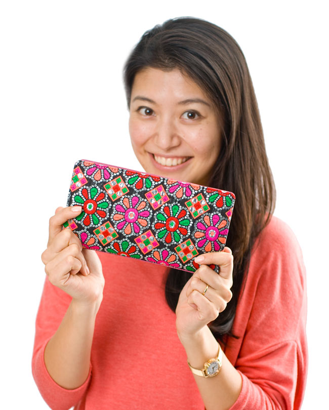 カラフル刺繍のエスニックウォレット 6 - 手にとってみるとこれくらいの大きさです(同サイズ・同種類の商品の写真となります)。