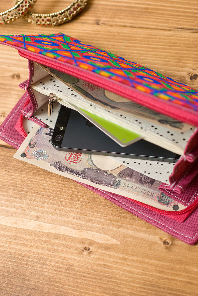 カラフル刺繍のエスニックウォレット 8 - お札やスマートフォンを入れてみました。