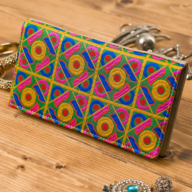 カラフル刺繍のエスニックウォレットの写真