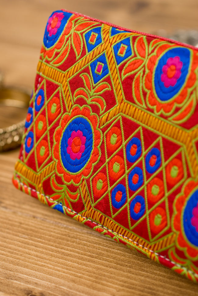 カラフル刺繍のエスニックウォレット 2 - 近づいて刺繍の様子を見てみました。とっても鮮やか!