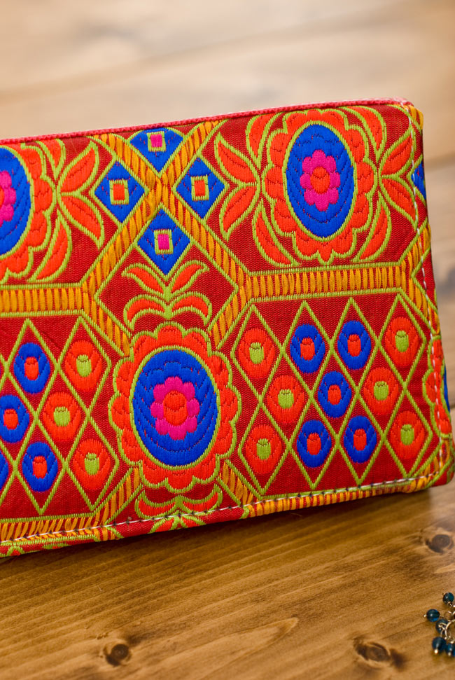 カラフル刺繍のエスニックウォレット 3 - 角度を変えてみてみました。心が華やぐデザインですね。