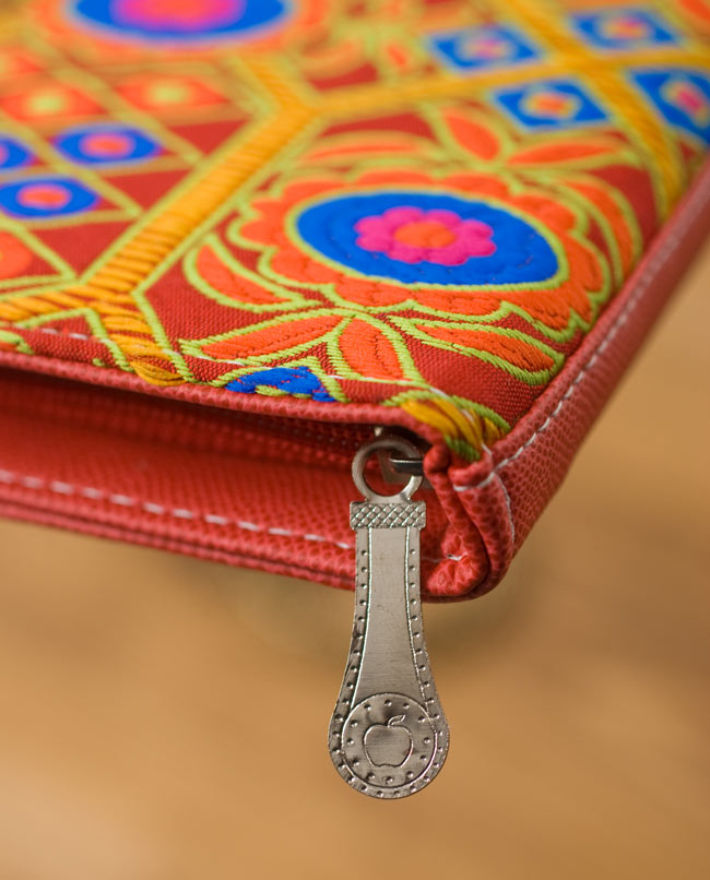 カラフル刺繍のエスニックウォレット 4 - 横から見てみました。ジッパーのデザインもキュートです
