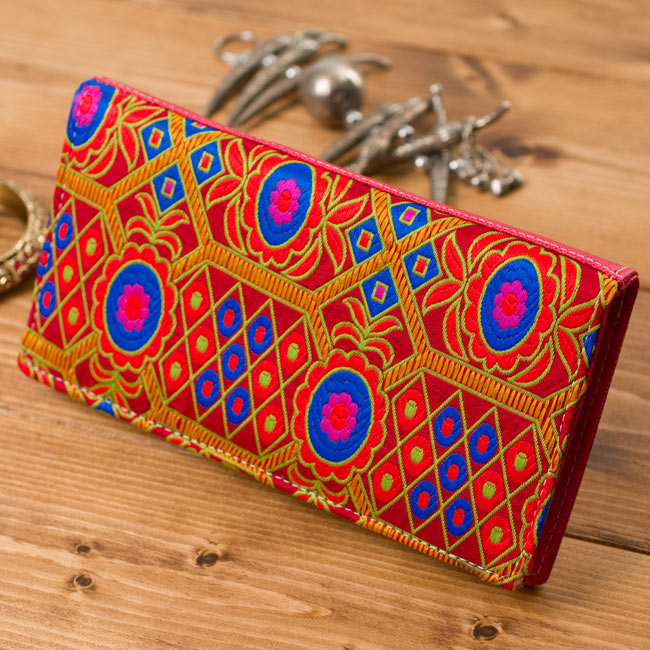 カラフル刺繍のエスニックウォレットの写真
