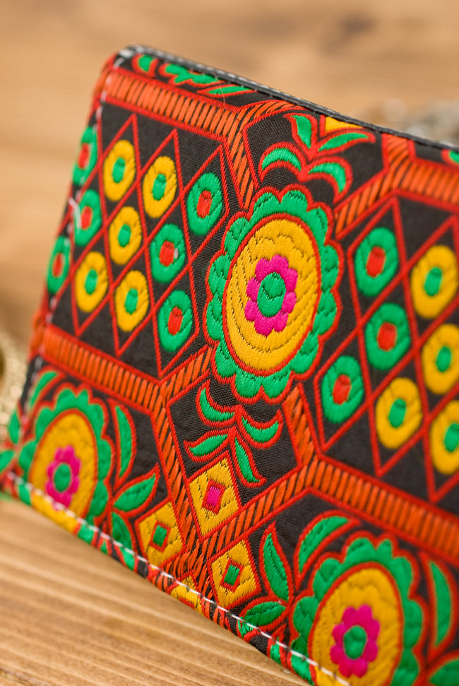 カラフル刺繍のエスニックウォレット 2 - 近づいて刺繍の様子を見てみました。とっても鮮やか!