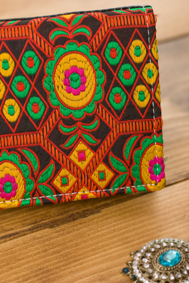 カラフル刺繍のエスニックウォレット 3 - 角度を変えてみてみました。心が華やぐデザインですね。