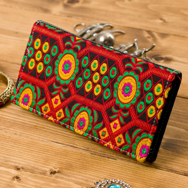 カラフル刺繍のエスニックウォレットの写真