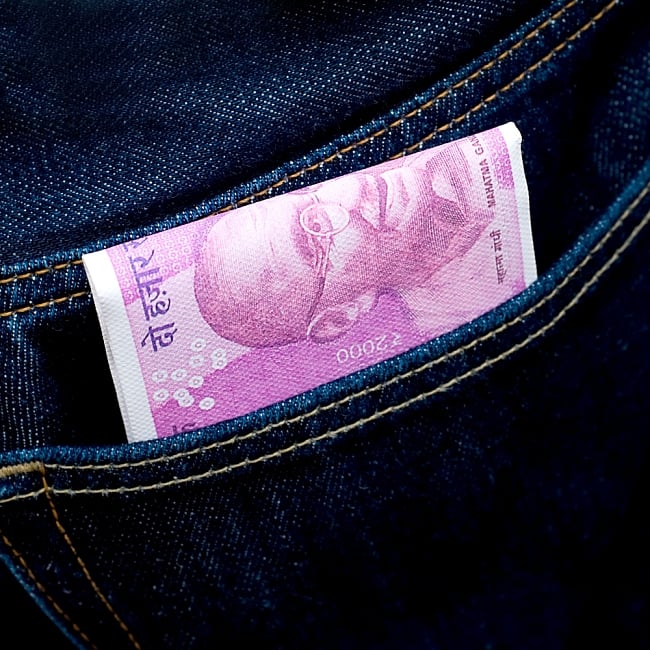 インドルピー札 そのまんま財布【2000ルピー】 9 - ポケットに入れてみました！ひょっこり覗くガンジーが素敵です！