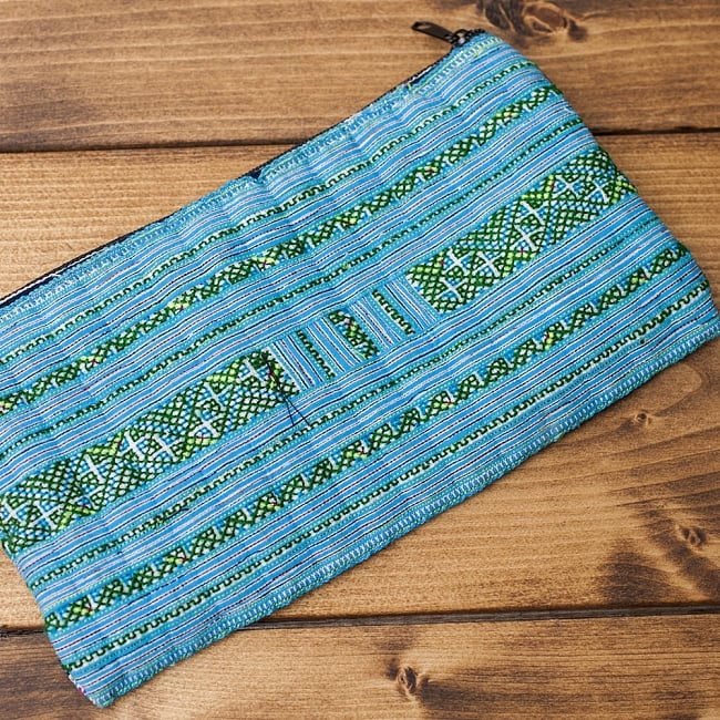 モン族の古布を使ったシンプル長財布・ポーチ 4 - 裏面の様子です。裏面は商品ごとに大きく異なるので一例としてご参考ください。