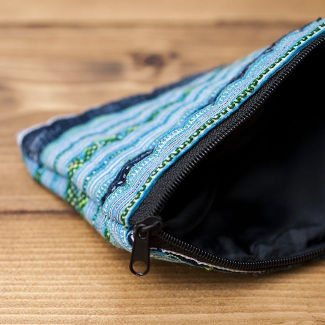 モン族の古布を使ったシンプル長財布・ポーチ 5 - ジッパー式で閉じるシンプルな財布ですね。