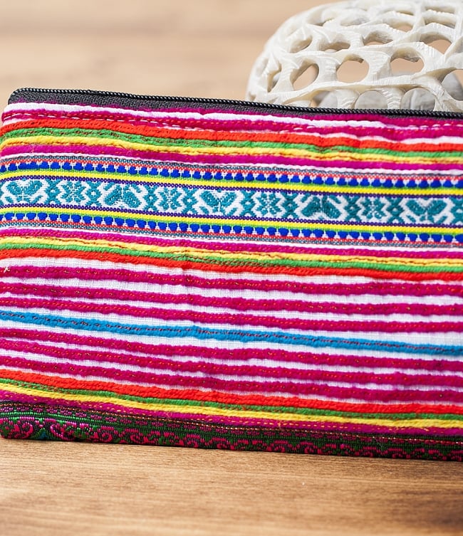 モン族の古布を使ったシンプル長財布 - ピンク系ボーダー 2 - 細かな刺繍が丁寧に施されています。
