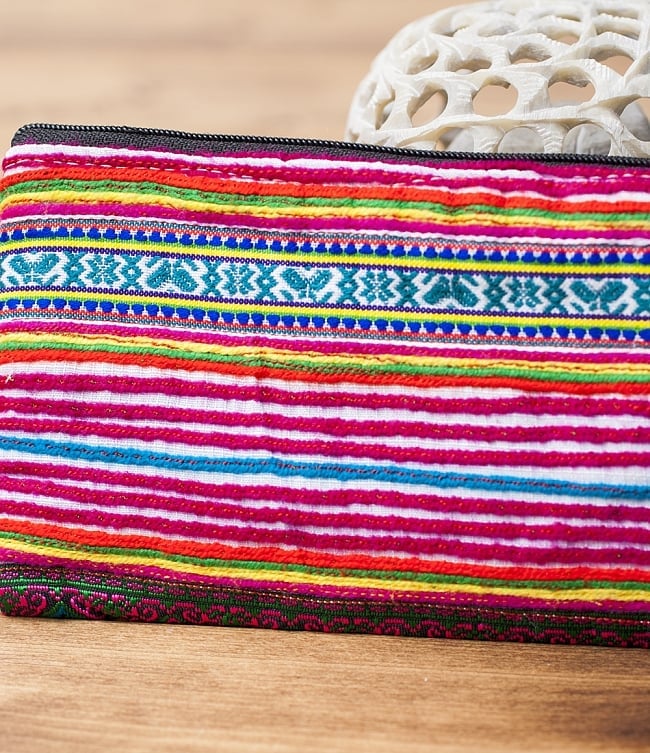 モン族の古布を使ったシンプル長財布 - ピンク系ボーダー 2 - 細かな刺繍が丁寧に施されています。