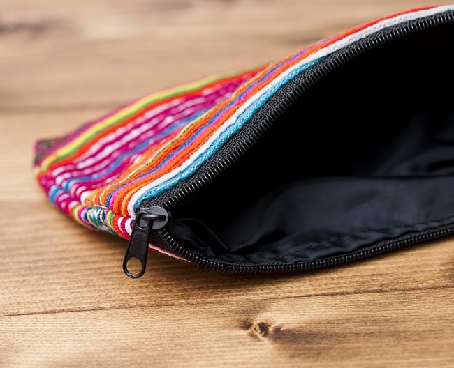 モン族の古布を使ったシンプル長財布 - ピンク系ボーダー 5 - ジッパー式で閉じるシンプルな財布ですね。