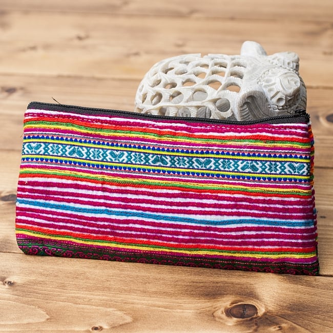 モン族の古布を使ったシンプル長財布 - ピンク系ボーダーの写真1枚目です。モン族ならではの刺繍が美しい長財布です。モン族,財布,ウォレット,刺繍
