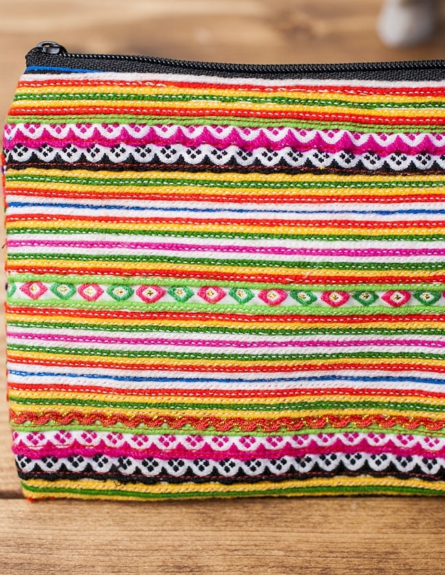 モン族の古布を使ったシンプル長財布 - オレンジ&ピンク系ボーダー 2 - 細かな刺繍が丁寧に施されています。
